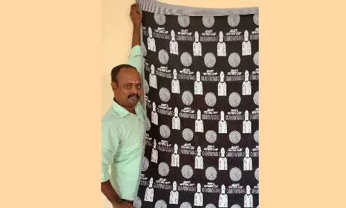 ஜக்காடு துணி வடிவமைப்பாளர் சந்திரயான்-3 ராக்கெட், நிலவு படங்களுடன் பெட்ஷீட் தயாரித்து அசத்தல்