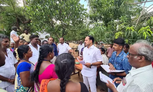 அதிகாரிகளுடன் சென்று பொதுமக்களை சந்தித்த எம்.எல்.ஏ.,