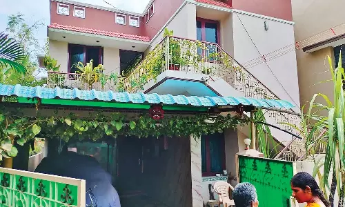 சேலம் கோரிமேட்டில் தொழிலதிபர் வீட்டின் கதவை உடைத்து ரூ.10 லட்சம் பணம், நகை கொள்ளை