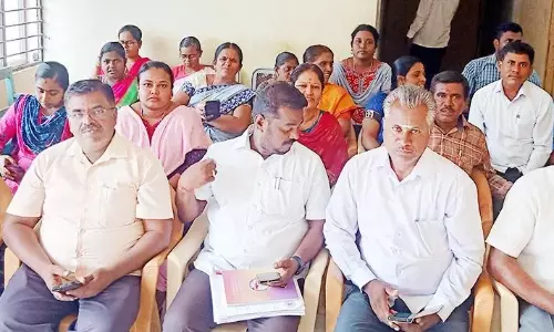 வருவாய்த்துறை சங்கம் சார்பில் காத்திருப்பு போராட்டம்