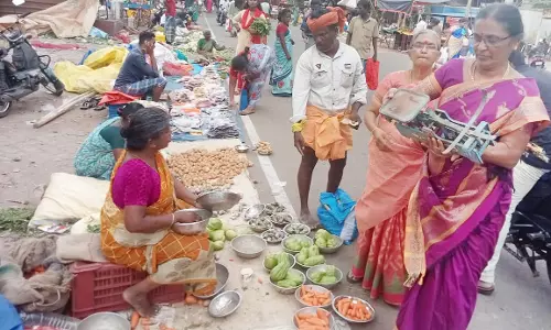 சிவகங்கை வார சந்தையில் முத்திரையிடாத எடையளவைகள் பறிமுதல்