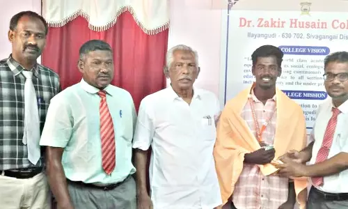 ஜாகிர் உசேன் கல்லூரி மாணவர்க்கு பாராட்டு