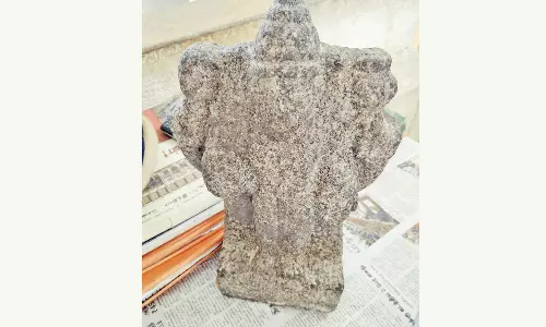 மெரினா கடற்கரையில் 1 அடி உயர கற்சிலை மீட்பு: கோவிலில் திருடப்பட்டதா?