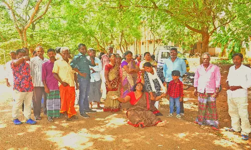 ஆசாரிப்பள்ளம் அரசு ஆஸ்பத்திரியில் கர்ப்பிணி உடலை வாங்க மறுத்து உறவினர்கள் போராட்டம்