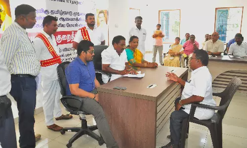 மாநகராட்சி அலுவலகத்தில் பொதுமக்களிடம் மனுக்கள் வாங்கிய மேயர்