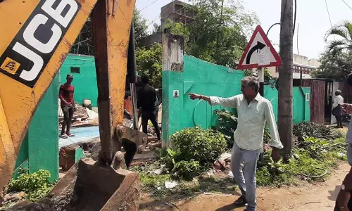 ஆக்கிரமிப்பு வீடுகளை இடிக்க பொதுமக்கள் எதிர்ப்பு-வாக்குவாதம்