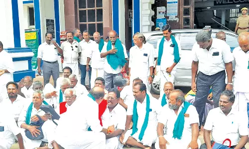 கர்நாடகா அரசை கண்டித்து திருவாரூரில் குறைதீர் கூட்டத்தை புறக்கணித்து விவசாயிகள் ஆர்ப்பாட்டம்