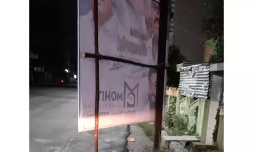 பேனர் கம்பத்துக்கு வழிவிட்டு சாலை அமைப்பு