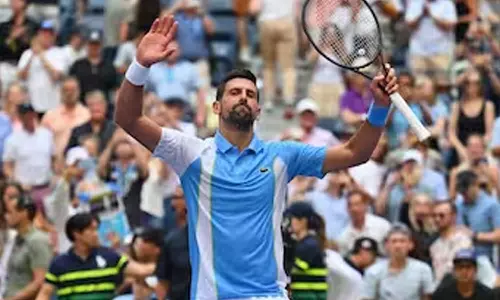 அமெரிக்க ஓபன் டென்னிஸ் ஜோகோவிச் 3-வது சுற்றுக்கு தகுதி: கேஸ்பர் ரூட், சிட்சிபாஸ் அதிர்ச்சி தோல்வி