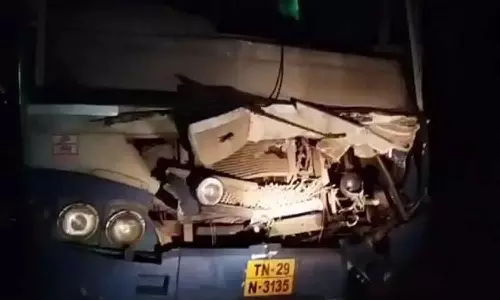 நாய் குறுக்கே வந்ததால் அரசு பேருந்துகள் மோதி விபத்து