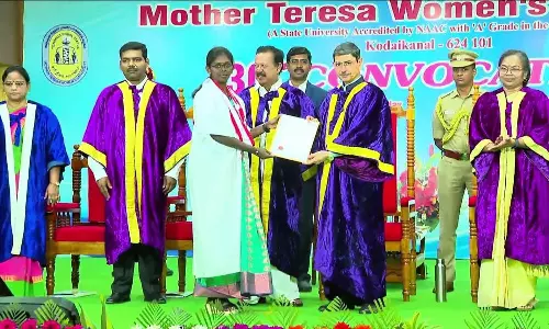 கொடைக்கானலில் அன்னைதெரசா மகளிர் பல்கலைக்கழக பட்டமளிப்பு விழா: கவர்னர் பட்டங்களை வழங்கினார்