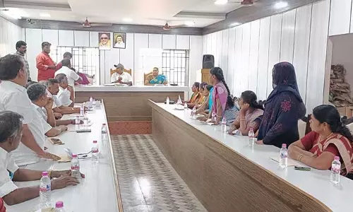 சுரண்டை நகராட்சி அலுவலகத்தில்  அடிப்படை வசதிகளை கேட்டு கவுன்சிலர்கள் வாக்குவாதம்-  நகராட்சி கூட்டம் ஒத்திவைப்பு