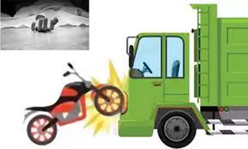 பைக் மீது லாரி மோதி பள்ளி மாணவி பலி