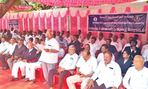 சேலம் கோர்ட் முன்பு வக்கீல்கள் உண்ணாவிரதம்
