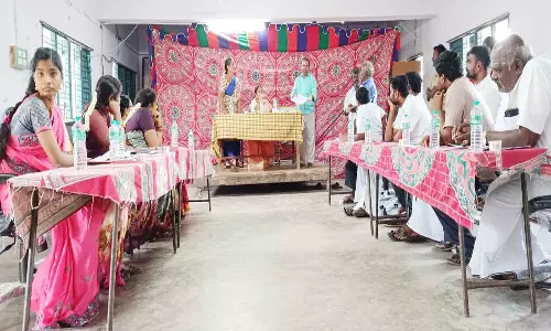 செயல் அலுவலரை முற்றுகையிட்ட கவுன்சிலர்கள்