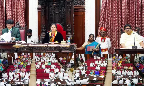 வார்டுகளில் எந்த பணி நடந்தாலும் கவுன்சிலர்களுக்கு தெரிவிக்க வேண்டும்- அதிகாரிகளுக்கு மேயர் உத்தரவு