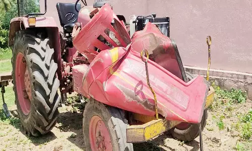 பட்டாசு வெடித்து விரட்ட முயன்றபோது விவசாயிகளை துரத்திய யானை