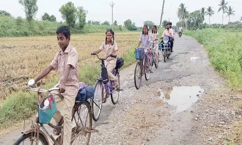 பஸ் போக்குவரத்து இல்லாததால் நடந்தே பள்ளிக்கு செல்லும் மாணவர்கள்