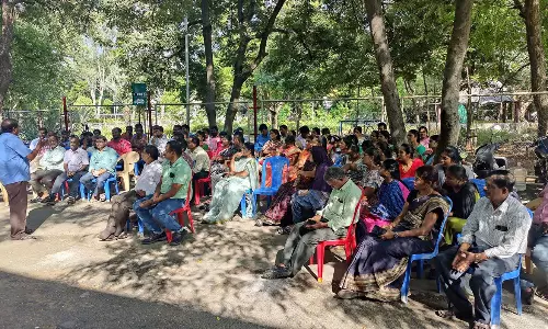 தருமபுரியில் வருவாய் துறை அலுவலர்கள் காத்திருப்பு போராட்டம்