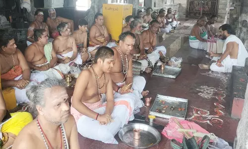 சென்னிமலை முருகனுக்கு பூணூல் அணிவித்து சிறப்பு பூஜை