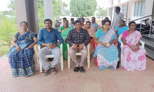 நல்லம்பள்ளியில் வருவாய் துறை அலுவலர்கள் காத்திருப்பு போராட்டம்