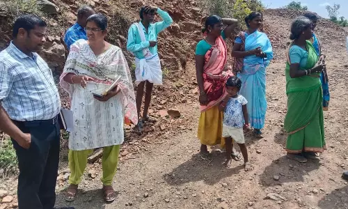 மாலை மலர் செய்தி எதிரொலி: ஆற்றின் குறுக்கே பாலம் கட்ட அதிகாரிகள் ஆய்வு