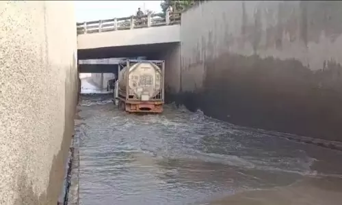 கன மழையால்  சாமல்பட்டி ரயில்வே தரைப்பாலம் நீரில் மூழ்கியது