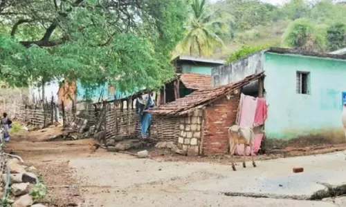 சாலை, மருத்துவம், கல்வி உள்ளிட்ட அடிப்படை வசதிகள் இல்லாமல் தவிக்கும் ஈரான் தொட்டி மலை கிராம மக்கள்