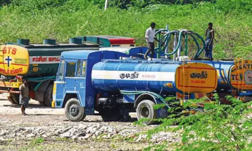 நன்மங்கலம், கீழ்கட்டளை ஏரியில் இருந்து விதிகளை மீறி மீண்டும் லாரிகளில் தண்ணீர் விற்பனை