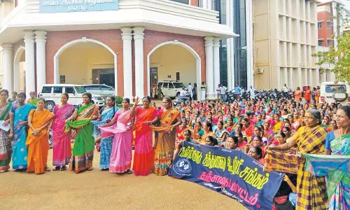 சத்துணவு  ஊழியர்கள்  மடியேந்தி போராட்டம்