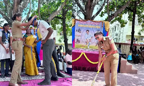 விளையாட்டு போட்டியில் வெற்றி பெற்ற மாணவர்களுக்கு பரிசு வழங்கினார் எஸ் ஐ ஜெயஸ்ரீ