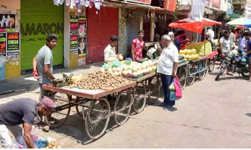 அவிநாசியில் சாலையோர வியாபாரிகளுக்கு மாற்று இடம் வழங்க  கோரிக்கை