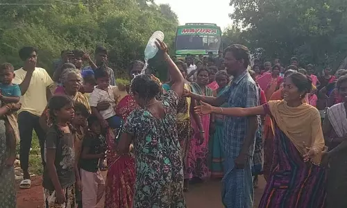 விருத்தாசலம் அருகே ஊராட்சி தலைவர் மீது நடவடிக்கை எடுக்க வலியுறுத்தி போராட்டம்-  பெண் தீக்குளிக்க முயற்சி