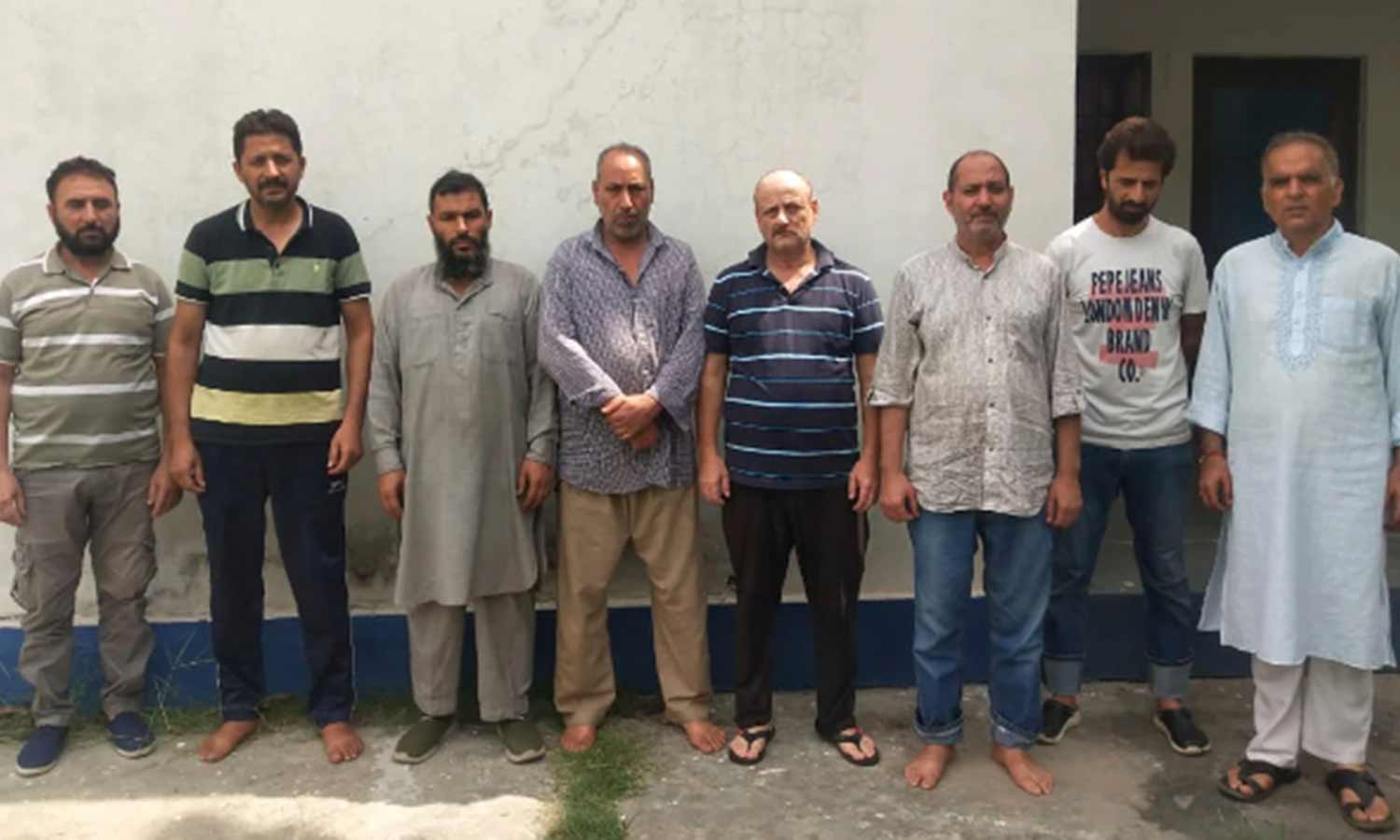 ஜம்மு காஷ்மீரில் அரசு ஊழியராக பணியாற்றியவர் உள்பட 8 பயங்கரவாதிகள் கைது