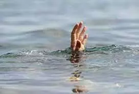 கோவிலை சுற்றி பார்க்க சென்ற கல்லூரி மாணவர் ஏரியில் மூழ்கி பலி கோவிலை சுற்றி பார்க்க சென்ற கல்லூரி மாணவர் ஏரியில் மூழ்கி பலி