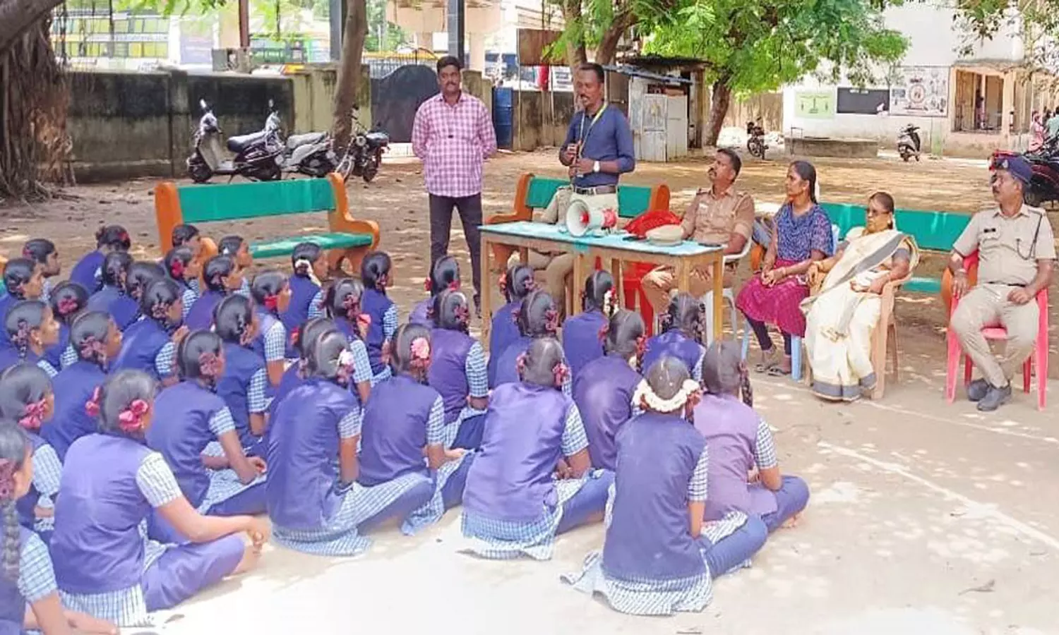 சிதம்பரம் அரசு பள்ளியில் பெண் குழந்தைகள் பாதுகாப்பு சட்டங்கள் குறித்து விழிப்புணர்வு சிதம்பரம் அரசு பள்ளியில் பெண் குழந்தைகள் பாதுகாப்பு சட்டங்கள் குறித்து விழிப்புணர்வு