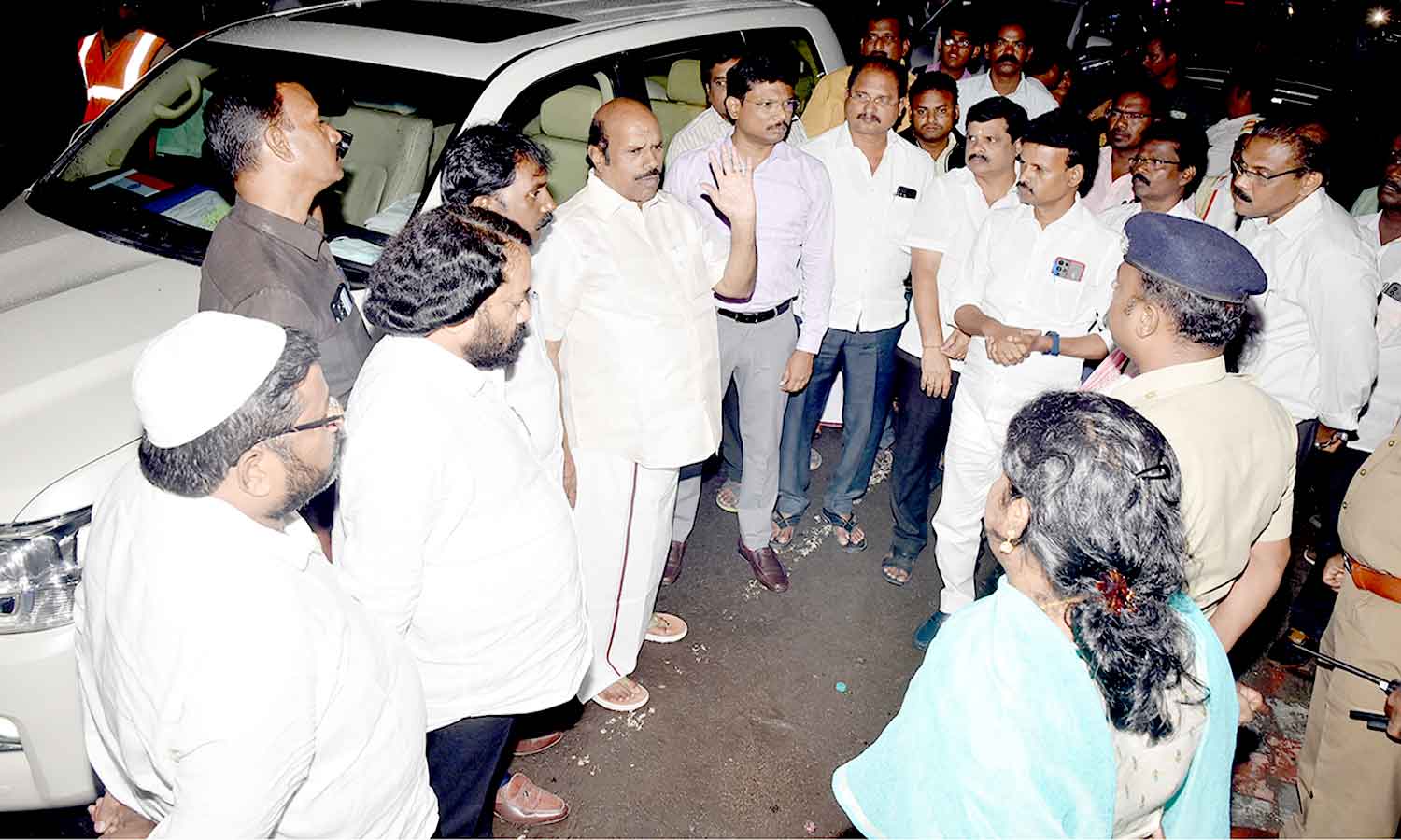 திருவண்ணாமலை கிரிவலப் பாதையில் பக்தர்களுக்கான அடிப்படை வசதிகள் குறித்து  அமைச்சர் எ.வ.வேலு ஆய்வு | Thiruvannamalai News Minister AV Velu inspects  the basic facilities ...