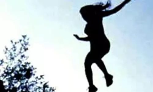 விரும்பிய தின்பண்டங்கள் வாங்கி தராததால் பிறந்த நாளில் மாடியில் இருந்து குதித்த கல்லூரி மாணவி