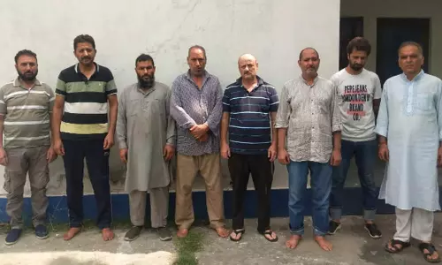 ஜம்மு காஷ்மீரில் அரசு ஊழியராக பணியாற்றியவர் உள்பட 8 பயங்கரவாதிகள் கைது