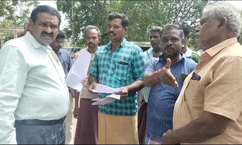 ஒட்டன்சத்திரம் அருகே திட்ட இயக்குனரை முற்றுகையிட்ட  பொதுமக்கள் - பரபரப்பு புகார்