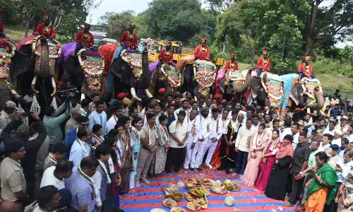 உலக புகழ்பெற்ற மைசூர் தசரா விழாவில் பங்கேற்கும் யானைகளுக்கு சிறப்பு பூஜை