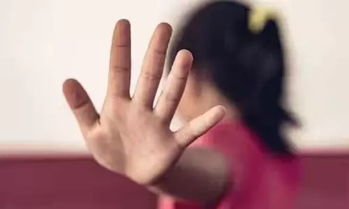 ஆந்திராவில் தெருவில் விளையாடிய சிறுமியை பலாத்காரம் செய்து குளத்தில் தள்ளிவிட்ட வாலிபர்