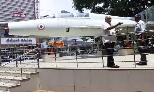 போர் விமானத்தை விமானப்படை அதிகாரிகள் ஆய்வு