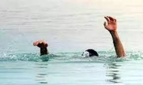 குடிபோதையில் வாய்க்காலில் குளித்த தொழிலாளி நீரில் மூழ்கி சாவு