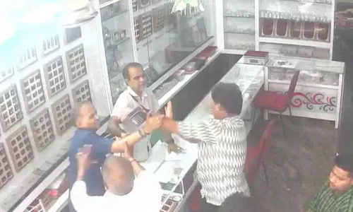 மதுராந்தகத்தில் சீட்டு பணம் தகராறில் நகைக்கடைக்குள் புகுந்து வியாபாரி மீது தாக்குதல்