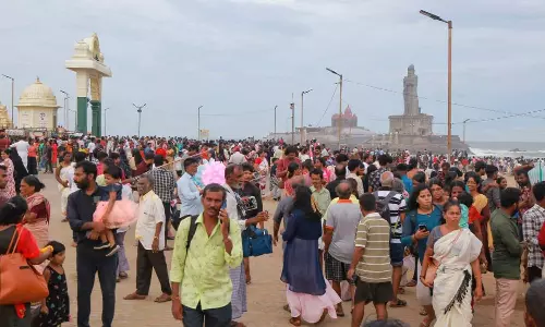 ஓணப்பண்டிகை தொடர் விடுமுறை: கன்னியாகுமரியில் குவியும் கேரளா சுற்றுலா பயணிகள்