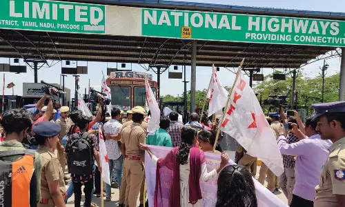 கட்டண உயர்வுக்கு எதிர்ப்பு: கணியூர் சுங்கச்சாவடியை முற்றுகையிட்டு போராட்டம்
