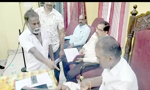 நகராட்சி கூட்டத்தில் திடீரென புகுந்து பேசிய தொழிலாளி