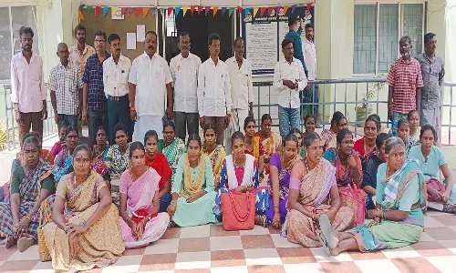 இலவச வீட்டுமனைபட்டா கேட்டு மக்கள் காத்திருப்பு போராட்டம்