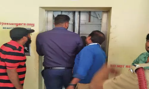 நாகர்கோவிலில் இன்று 5 மாடி வணிக வளாக கட்டிடத்தில் லிப்ட்டில் சிக்கிய ஊழியர்